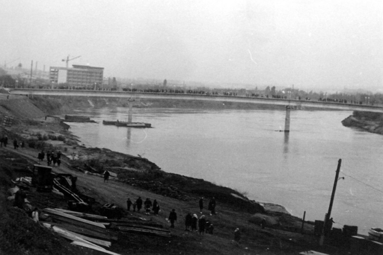 Набережная Днестра во время строительства Мемориала Славы.