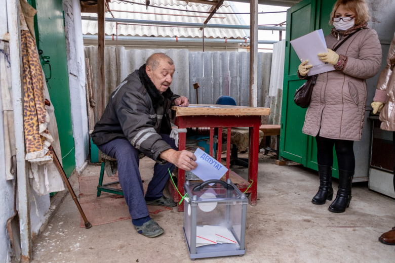 В индивидуальных случаях использовались передвижные урны для голосования