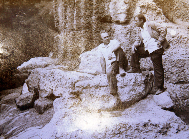 Дмитрий Родин сидит на камне